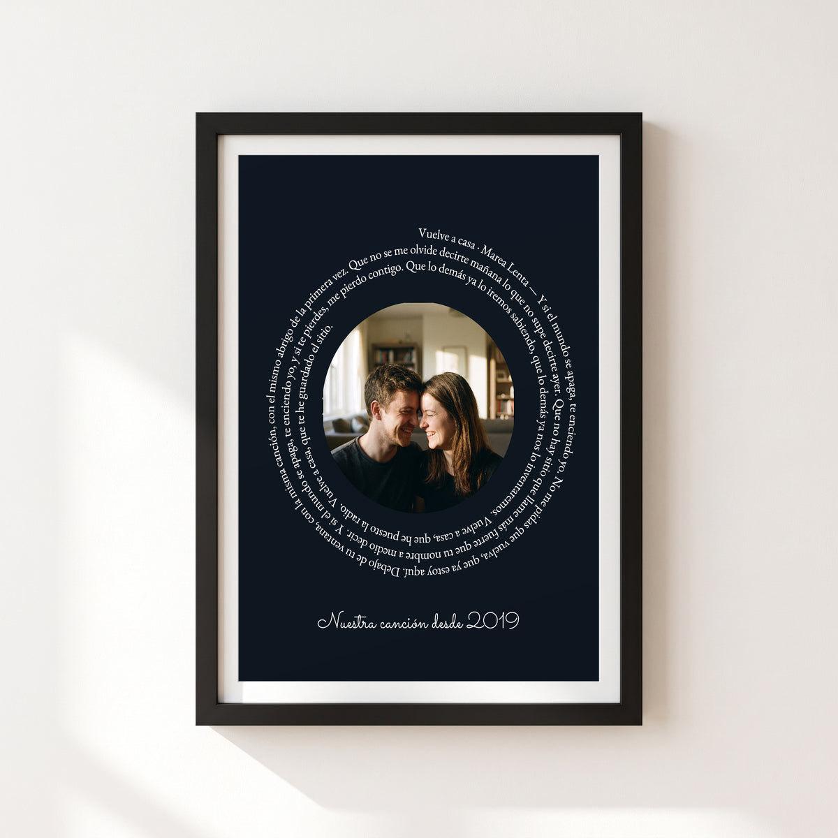 Cuadro con la letra de vuestra canción: la letra en espiral alrededor de una foto de pareja, papel azul noche y marco negro