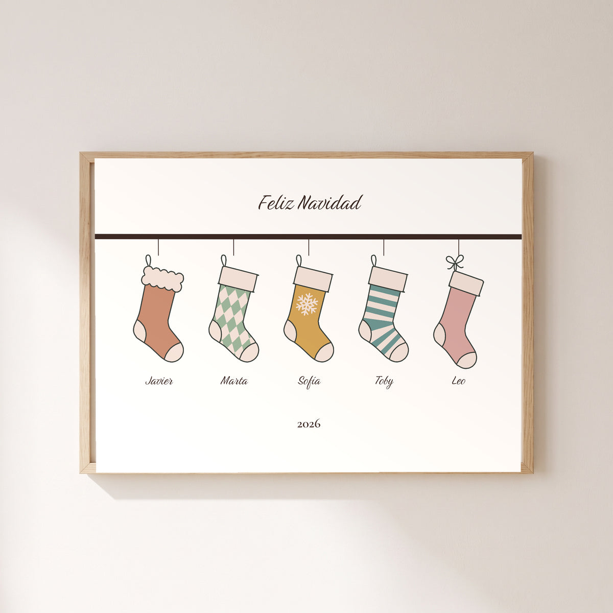 Cuadro «Calcetines en la chimenea» personalizado con los nombres de la familia, en marco de roble