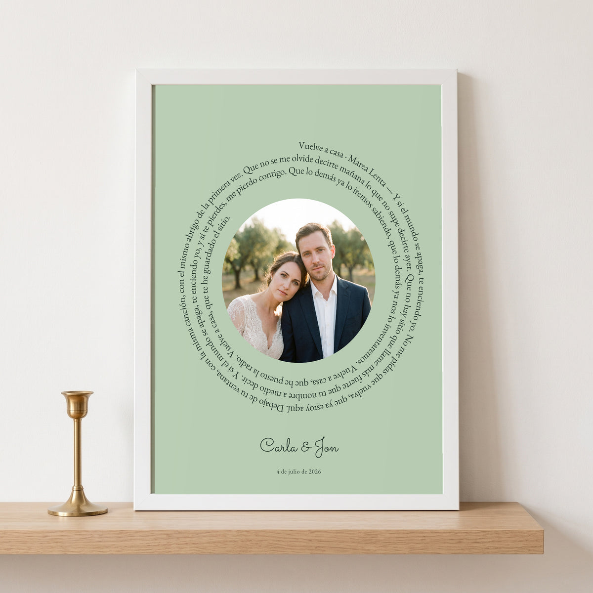 Cuadro con la letra de vuestra canción en papel verde salvia, versión boda con la foto de los novios, en una repisa de roble