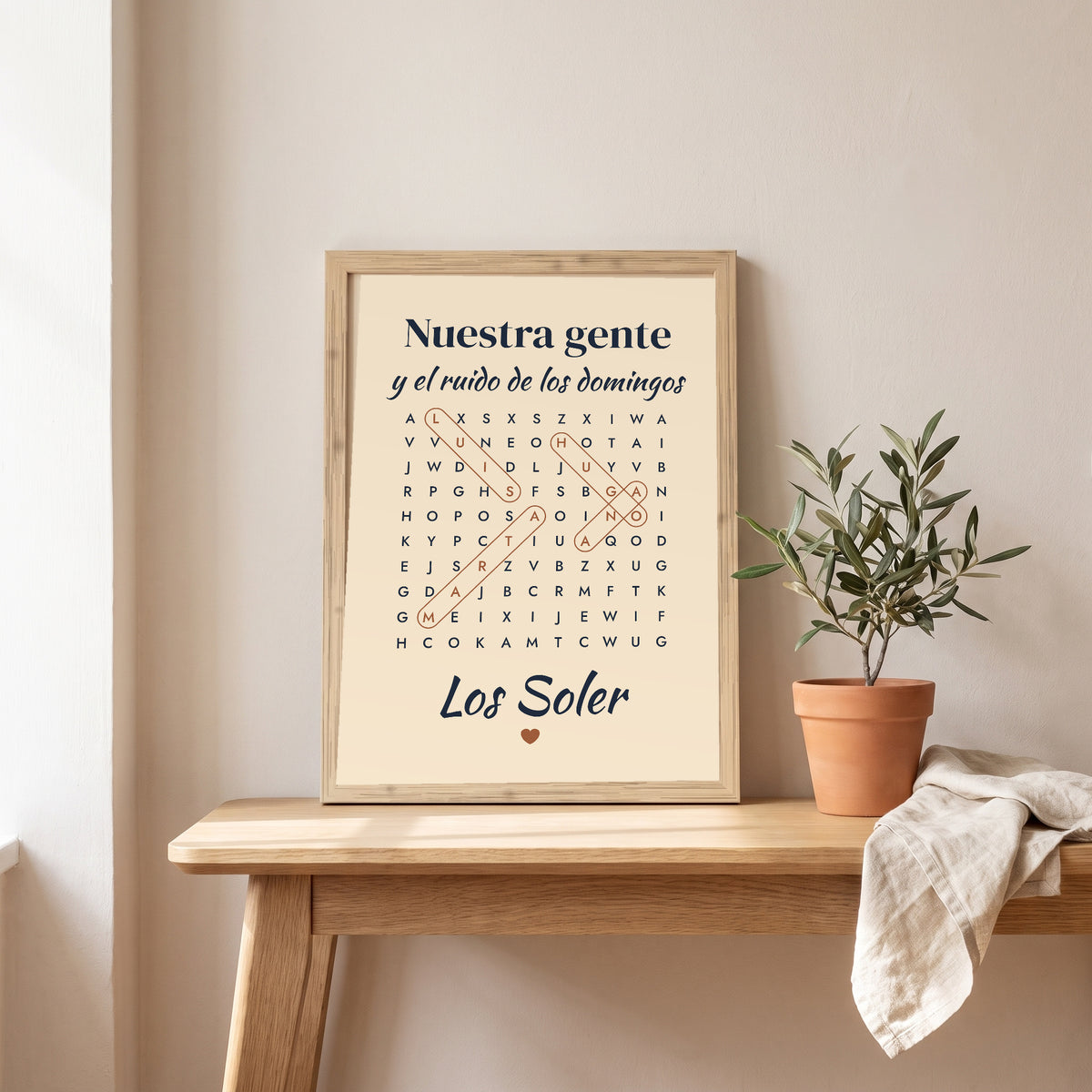 Sopa de letras familiar en papel crema sobre una consola de madera