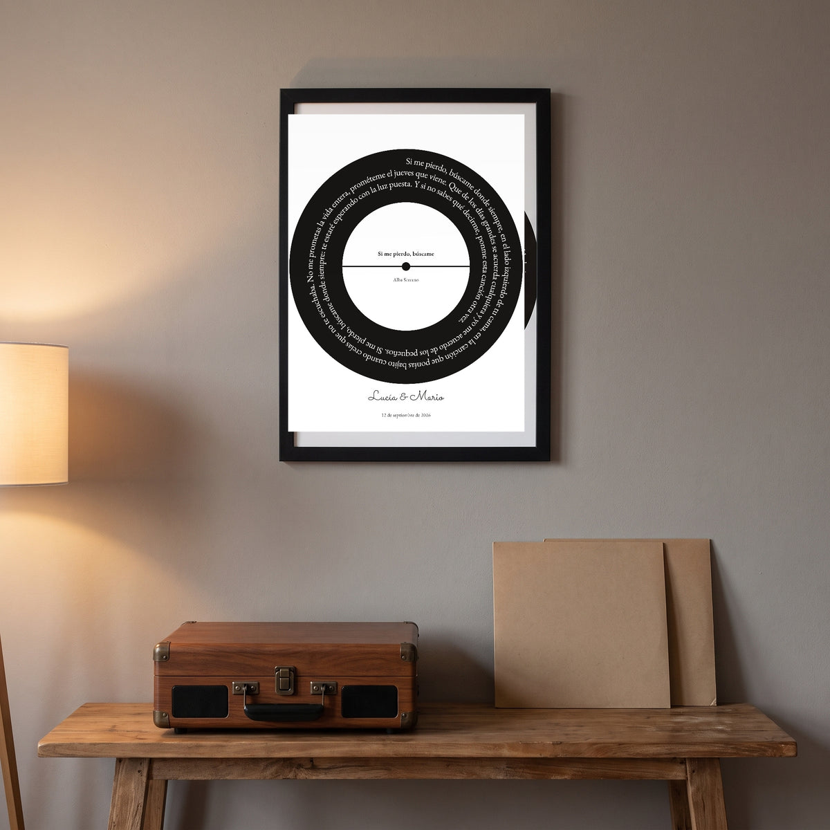 Cuadro con la letra de vuestra canción en versión vinilo: la letra rodea un disco negro con su etiqueta, sobre una consola con tocadiscos