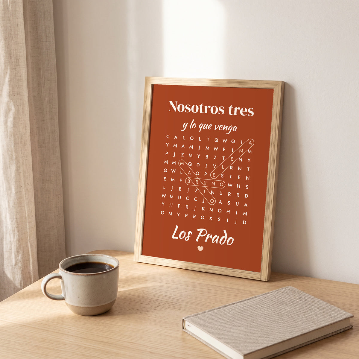 Sopa de letras en papel terracota con tres nombres, sobre un escritorio