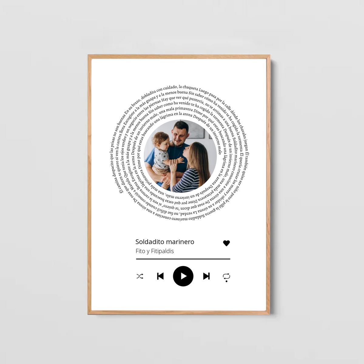Cuadro personalizado con la letra de una canción en espiral alrededor de la foto de un padre con su bebé