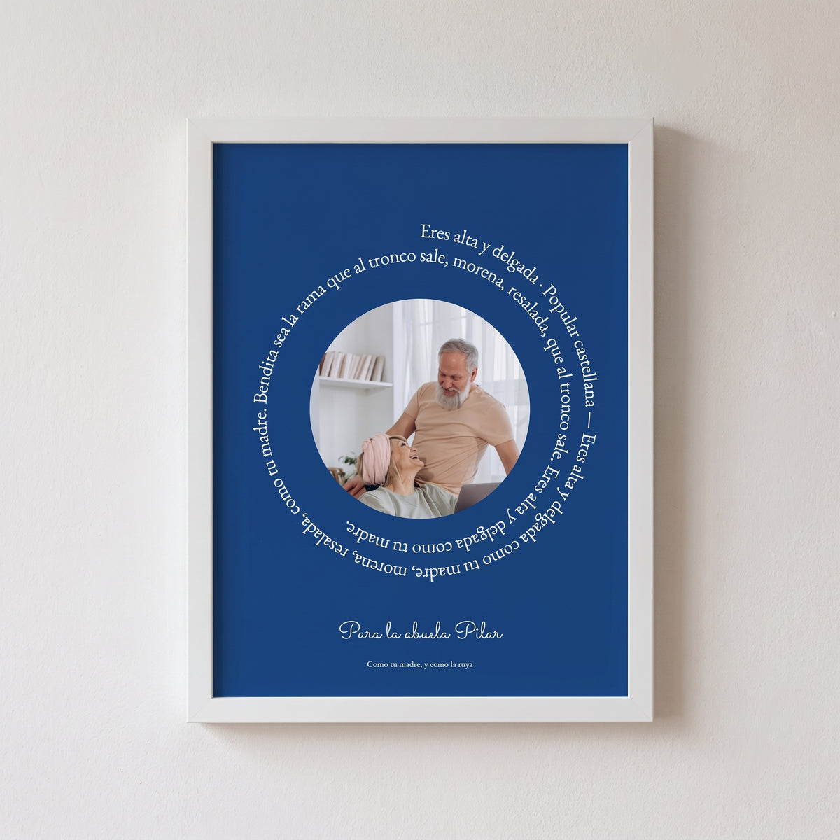 Cuadro personalizado azul con la letra de una canción en espiral y la foto de unos abuelos con su nieto