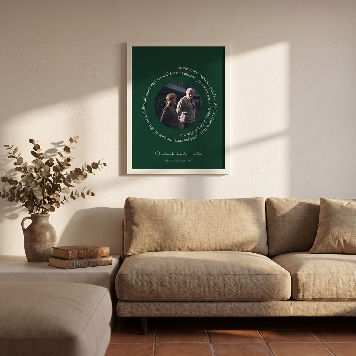 Cuadro personalizado de canción colgado sobre un sofá beige en un salón luminoso