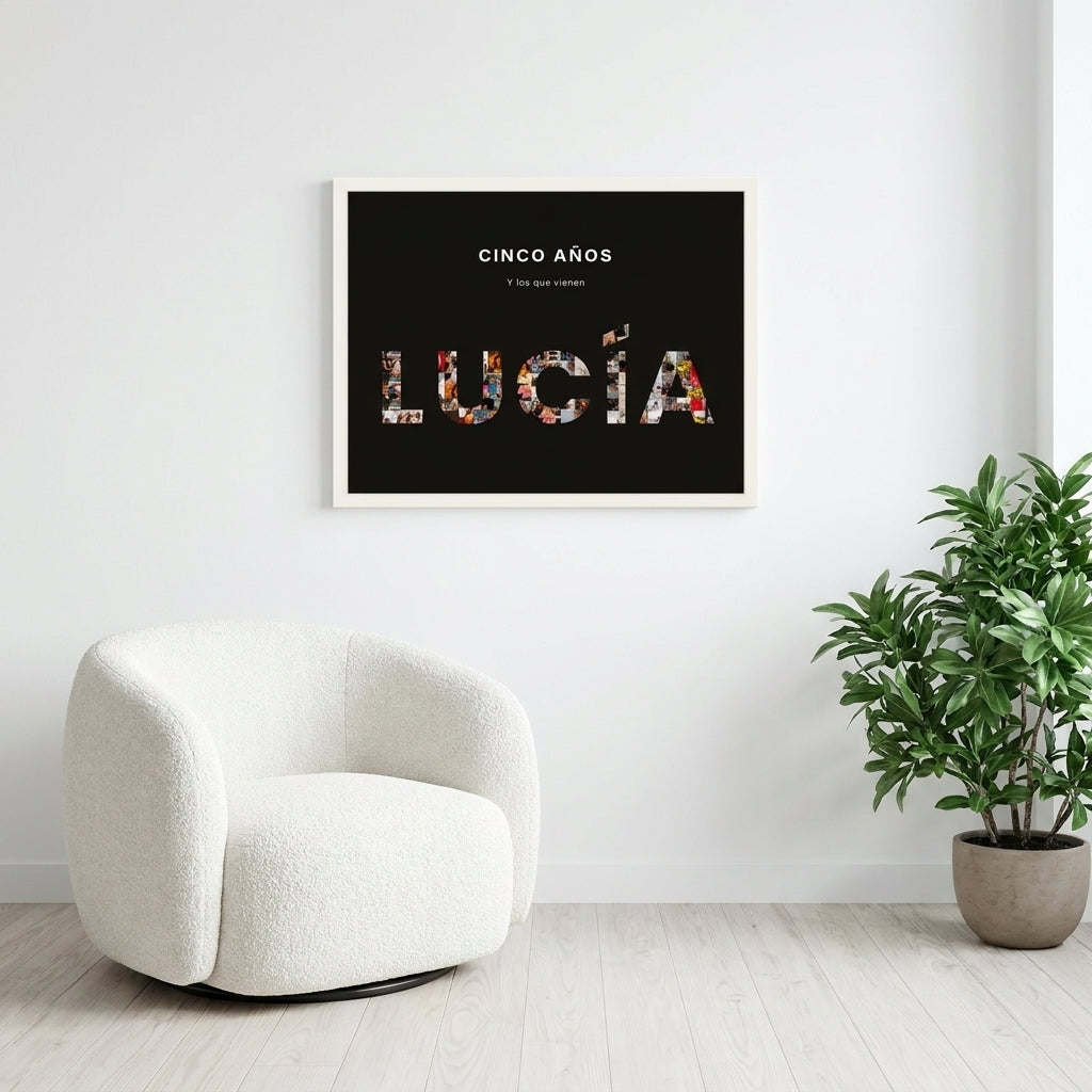 Cuadro personalizado LUCÍA con marco de madera colgado sobre un sillón blanco