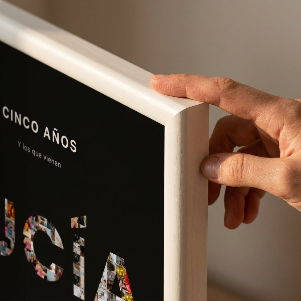 Detalle del canto del marco de madera del cuadro personalizado con el nombre relleno de fotos