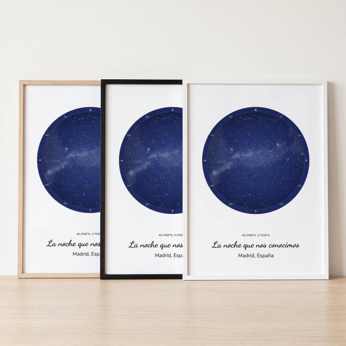 Los tres marcos disponibles del cuadro mapa estelar: roble claro, negro y blanco