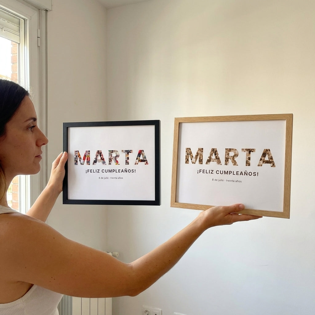 Mujer comparando el cuadro del nombre con marco negro y con marco de madera