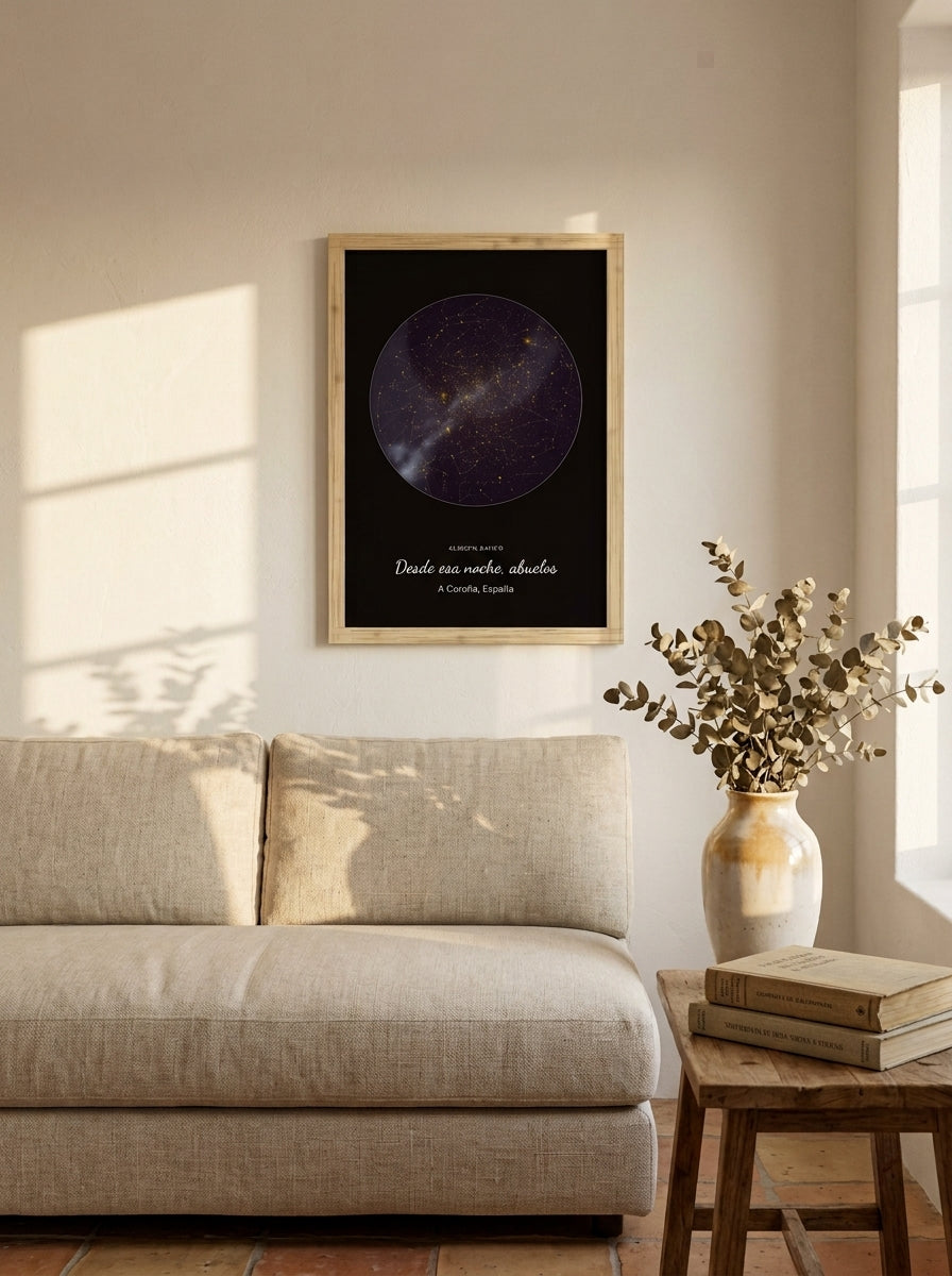 Cuadro mapa estelar personalizado para abuelos colgado sobre un sofá de lino en un salón cálido