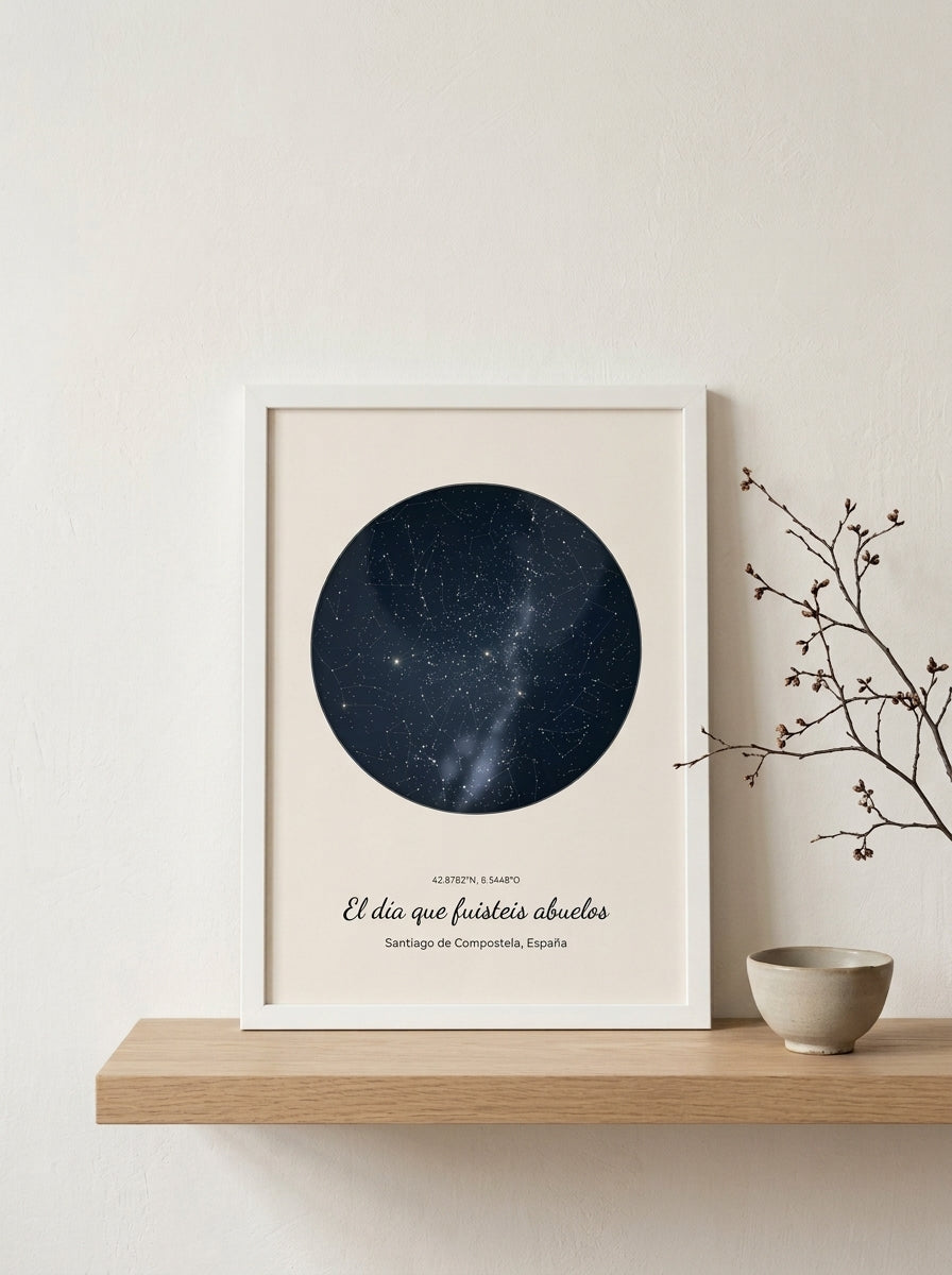 Cuadro mapa estelar personalizado para abuelos apoyado en una balda de roble junto a una rama seca