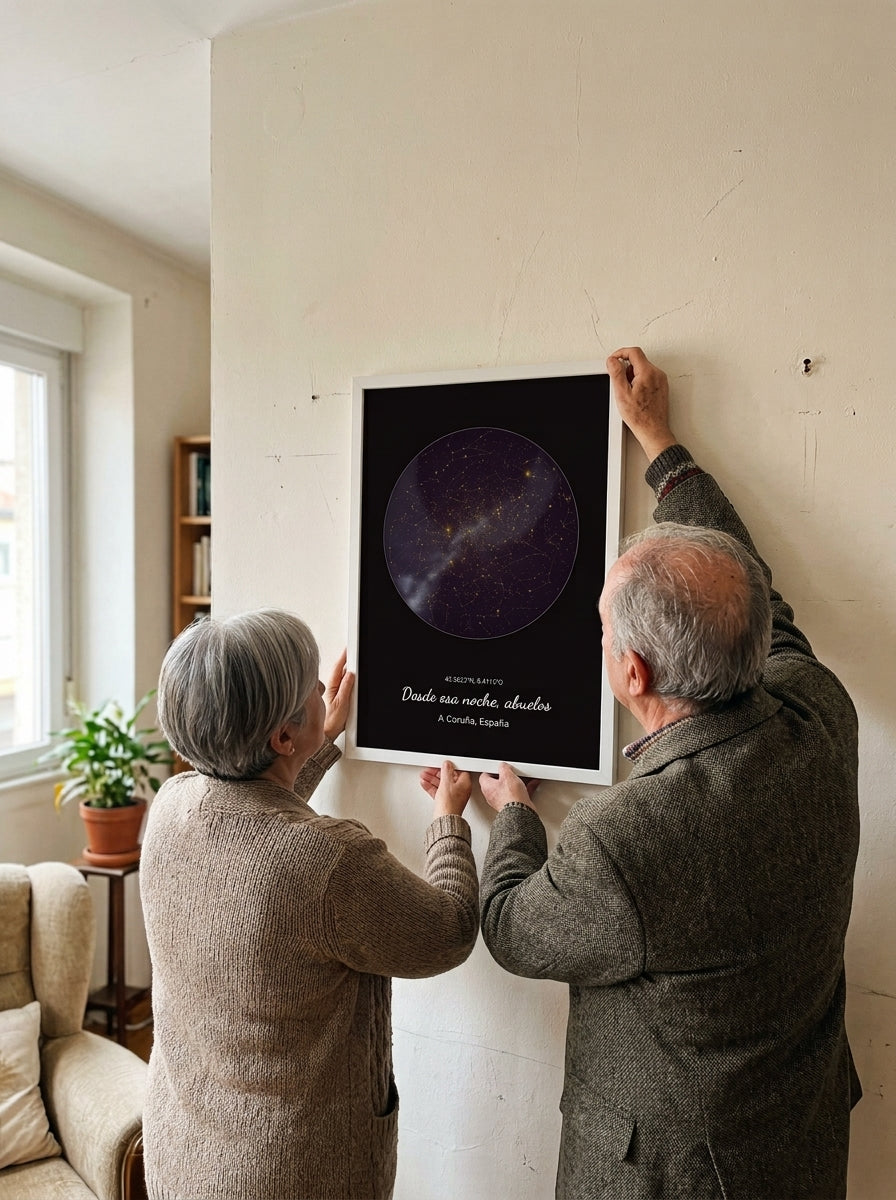 Unos abuelos mirando el cuadro mapa estelar personalizado para abuelos recién colgado