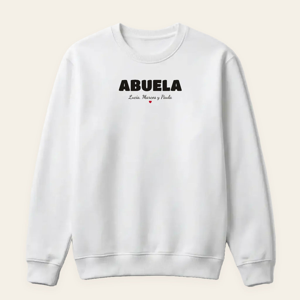 Sudadera blanca personalizada con ABUELA en letra gorda retro y los nombres de los nietos, Lucía, Marcos y Paula, estampado en el pecho