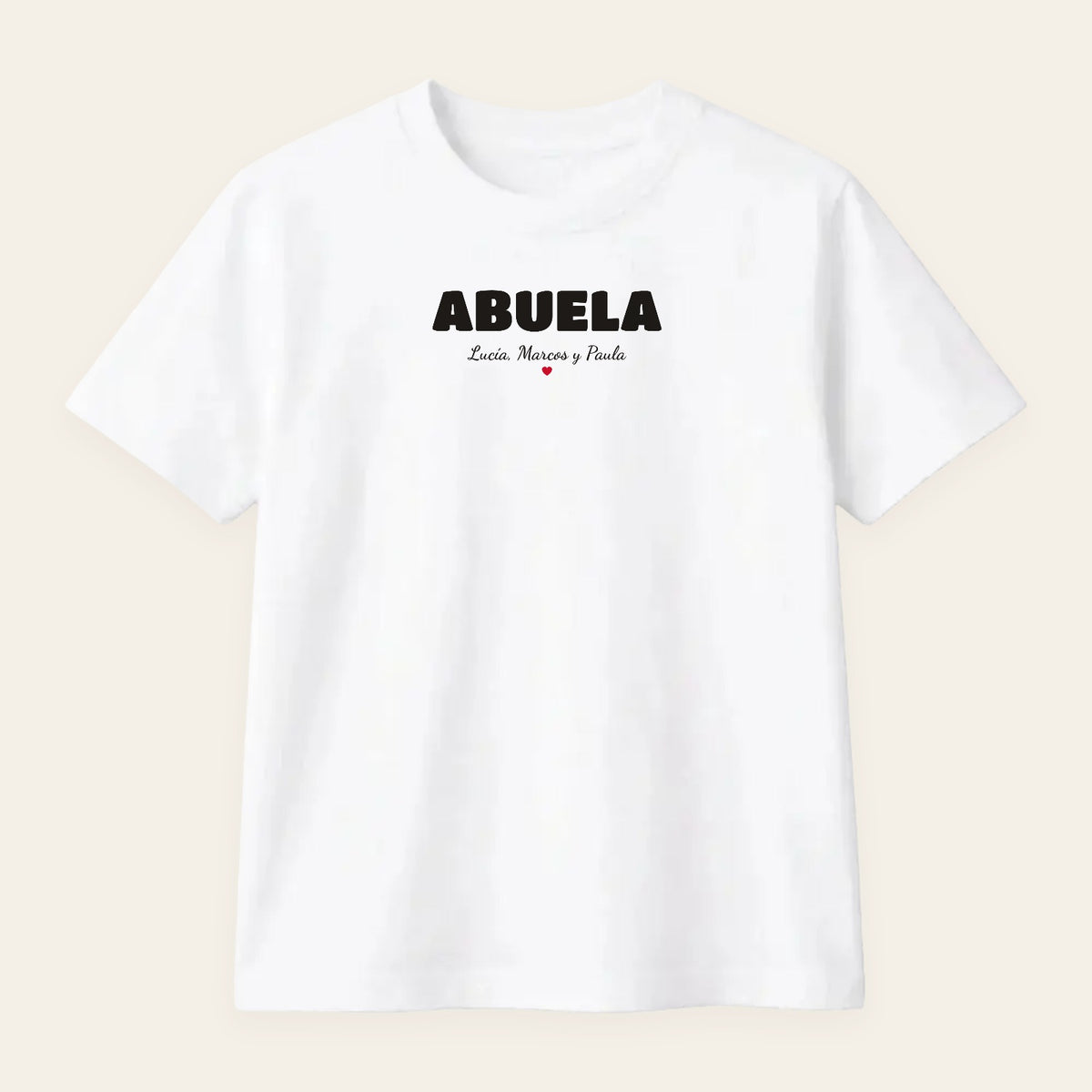 Camiseta blanca personalizada con ABUELA en grande y los nombres de los nietos, estampado en el pecho