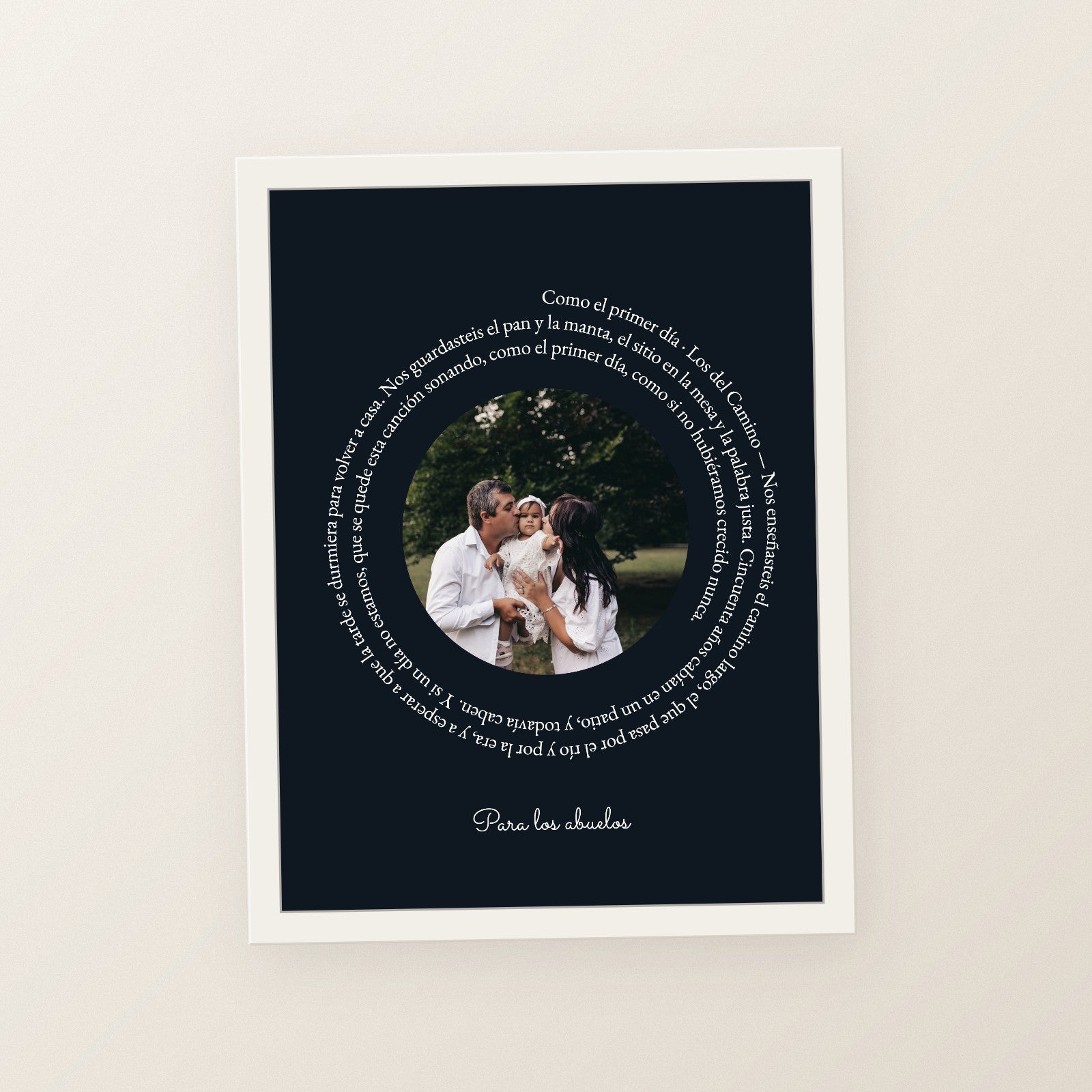 Cuadro canción personalizado abuelos con la letra en espiral alrededor de una foto