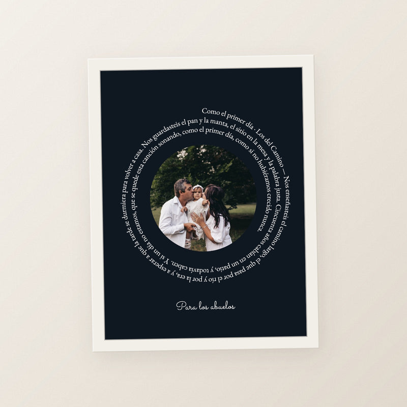 Cuadro canción personalizado abuelos con la letra en espiral alrededor de una foto