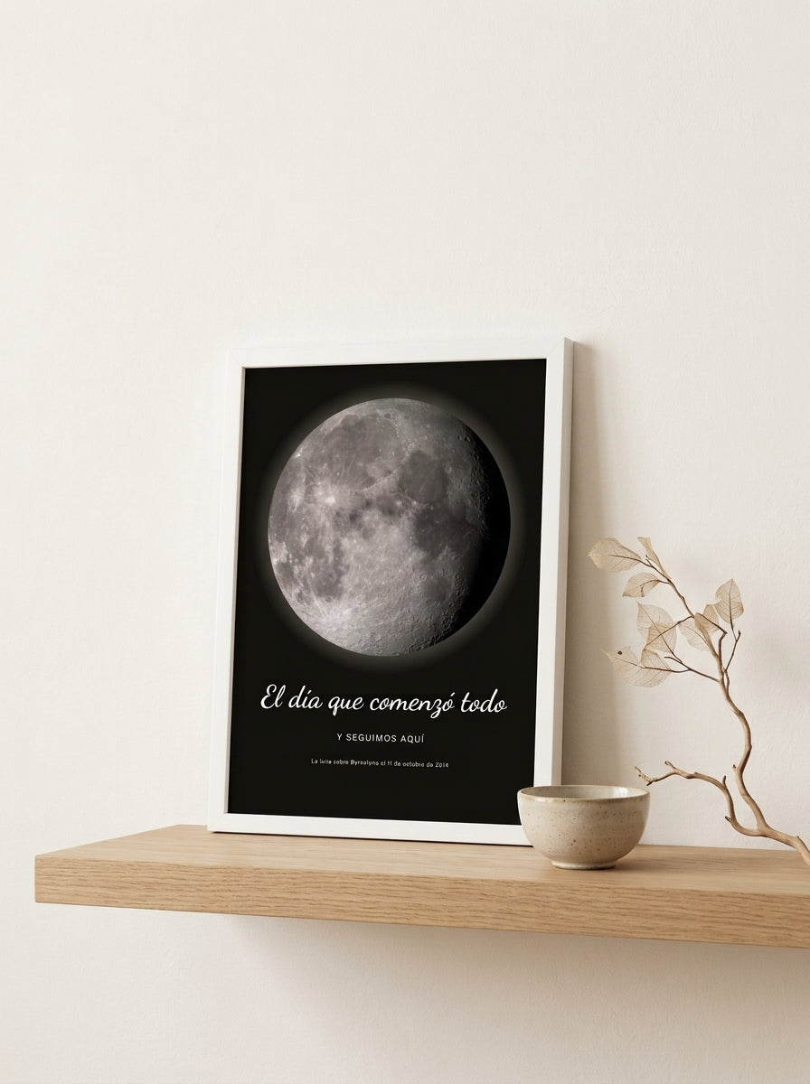 Cuadro fase lunar personalizado de aniversario apoyado en una balda de roble junto a una rama seca