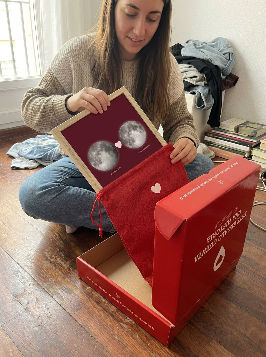 Sacando el cuadro fase lunar personalizado de aniversario de la bolsa de regalo, con la caja abierta al lado
