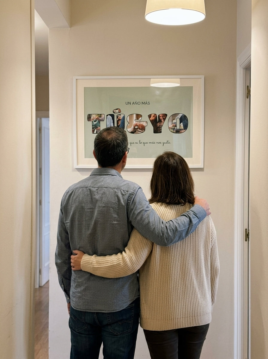 Una pareja mirando el cuadro letras con fotos personalizado de aniversario recién colgado