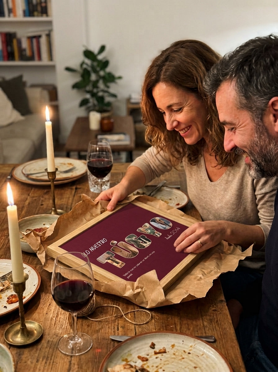 Abriendo el regalo del cuadro letras con fotos personalizado de aniversario en una comida familiar