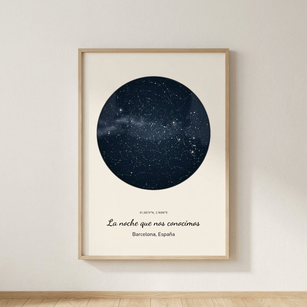 Cuadro mapa estelar personalizado de aniversario con el cielo de la noche en que os conocisteis, colgado en una pared clara