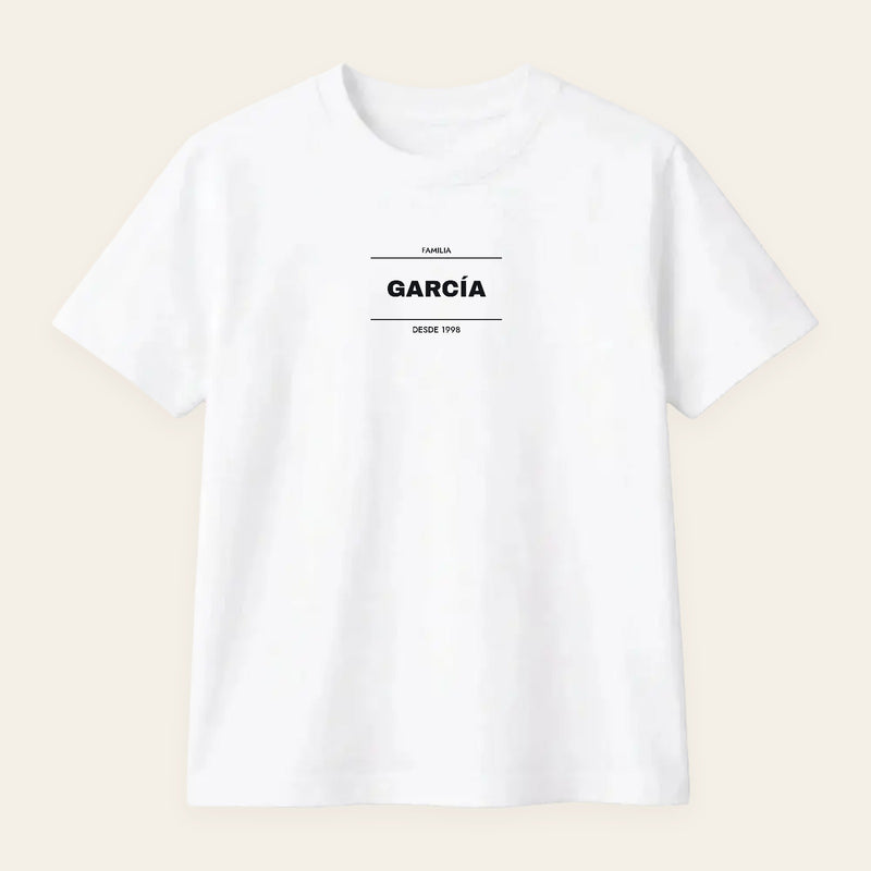 Camiseta blanca con el apellido de la familia entre filetes y el año desde el que existe