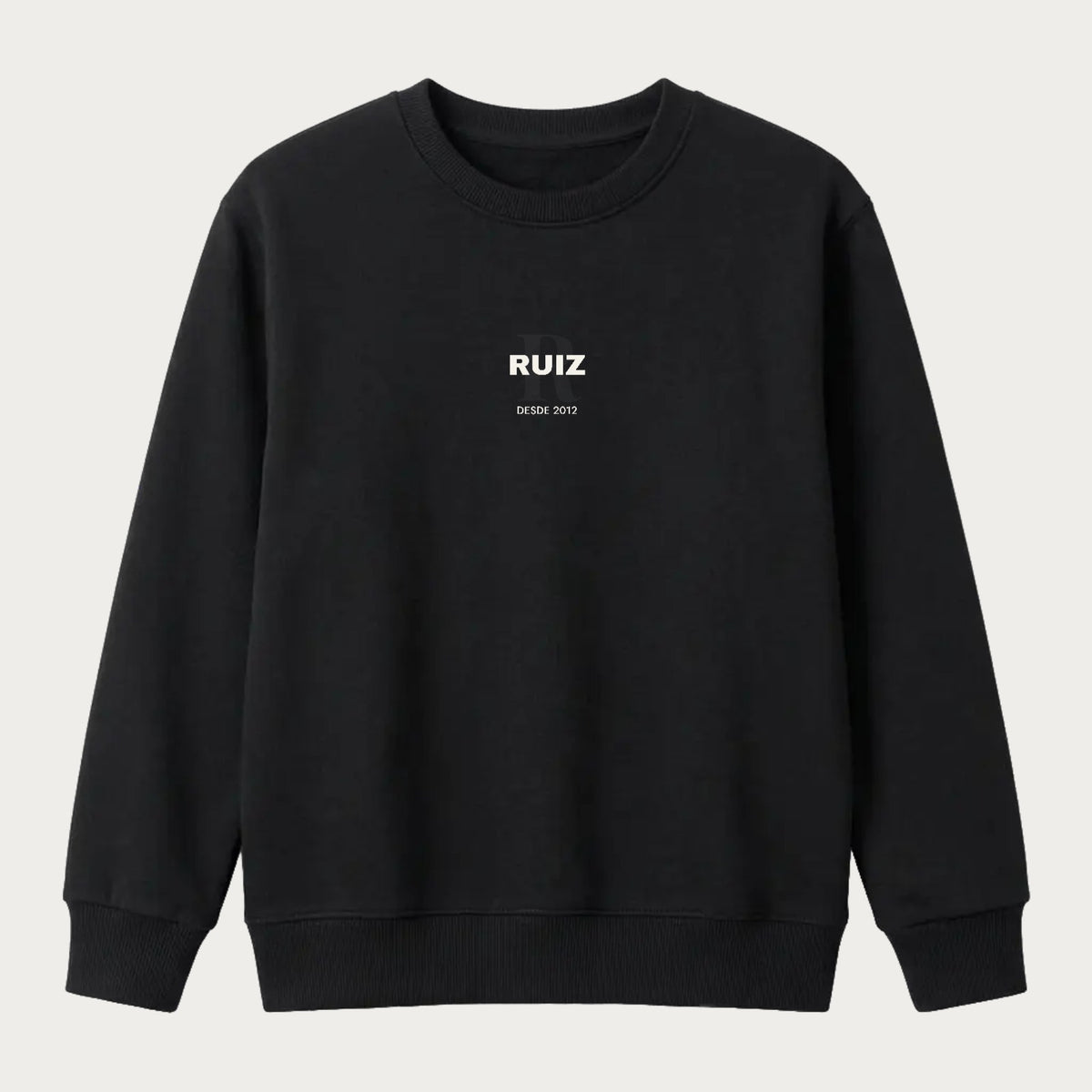 Sudadera negra con el apellido de la familia y su inicial detrás