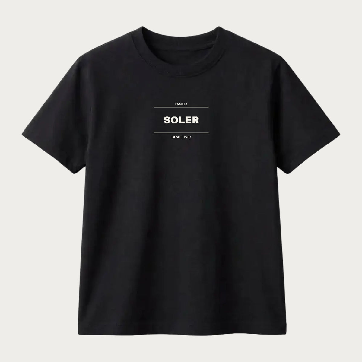 Camiseta negra con el apellido de la familia entre filetes y el año