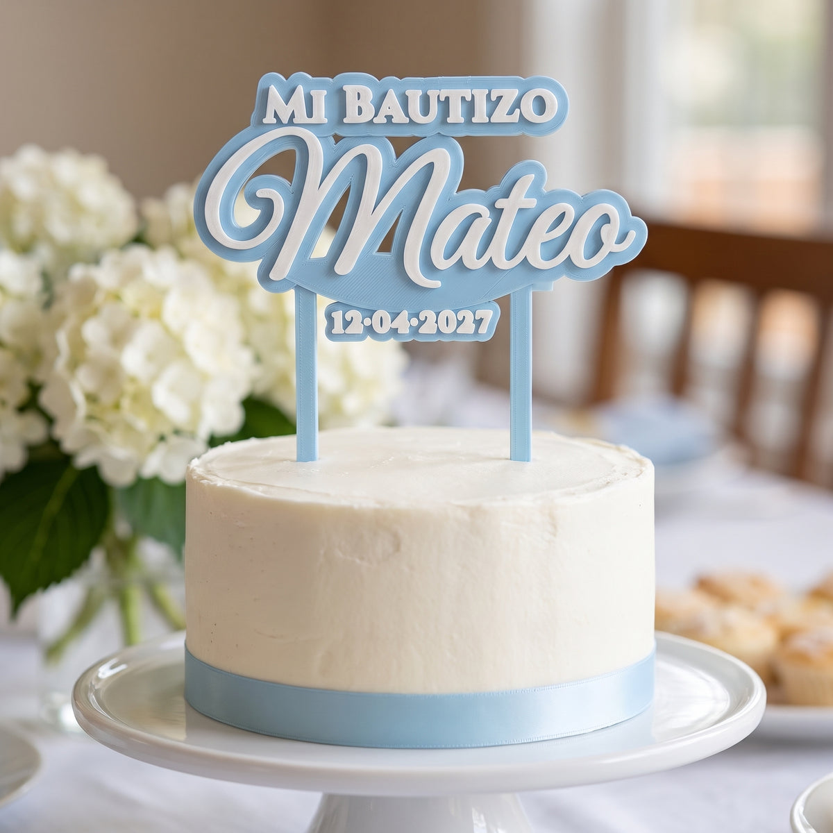 Cake topper de bautizo personalizado con el nombre Mateo, impreso en 3D, sobre la tarta
