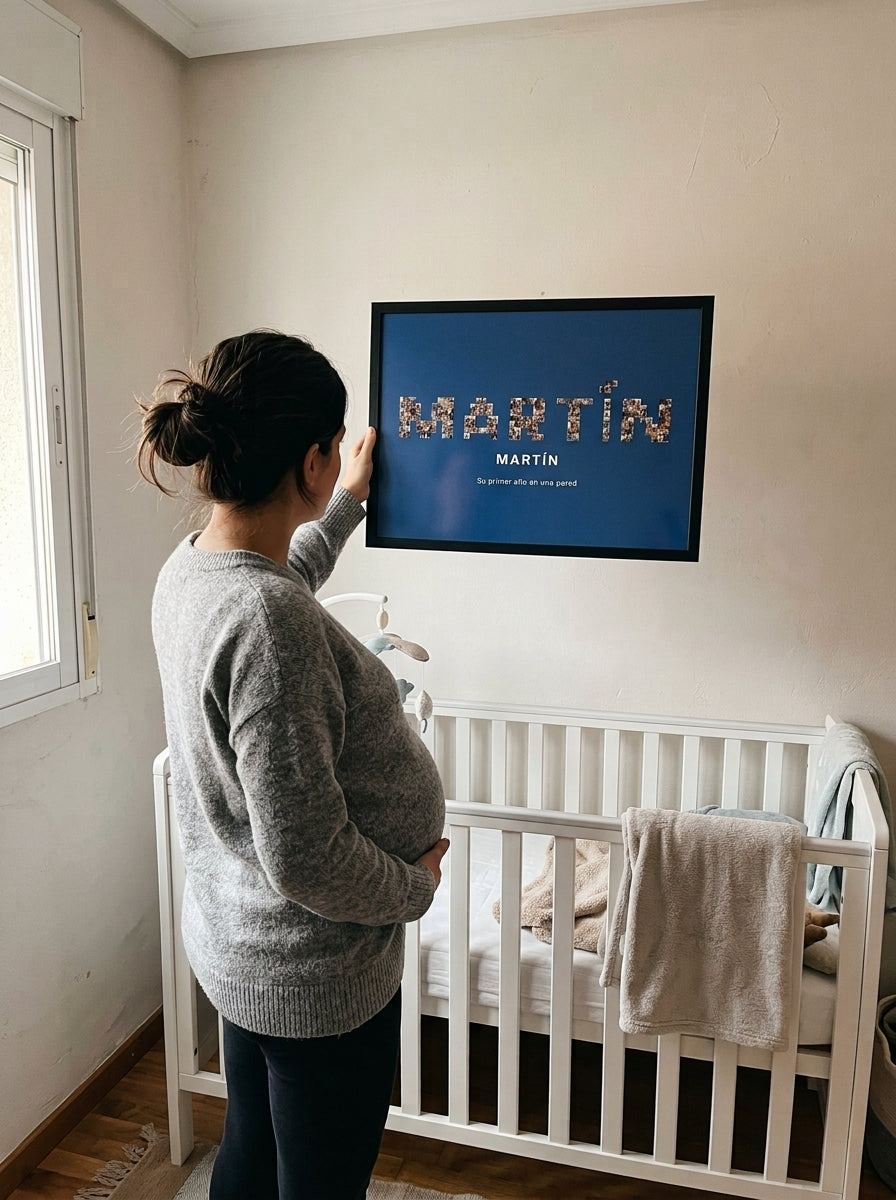 Colgando el cuadro nombre con fotos personalizado de bebé en la pared de casa