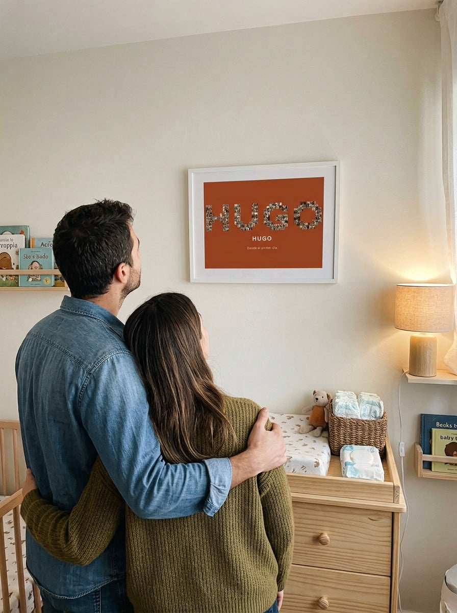 Unos padres primerizos mirando el cuadro nombre con fotos personalizado de bebé recién colgado