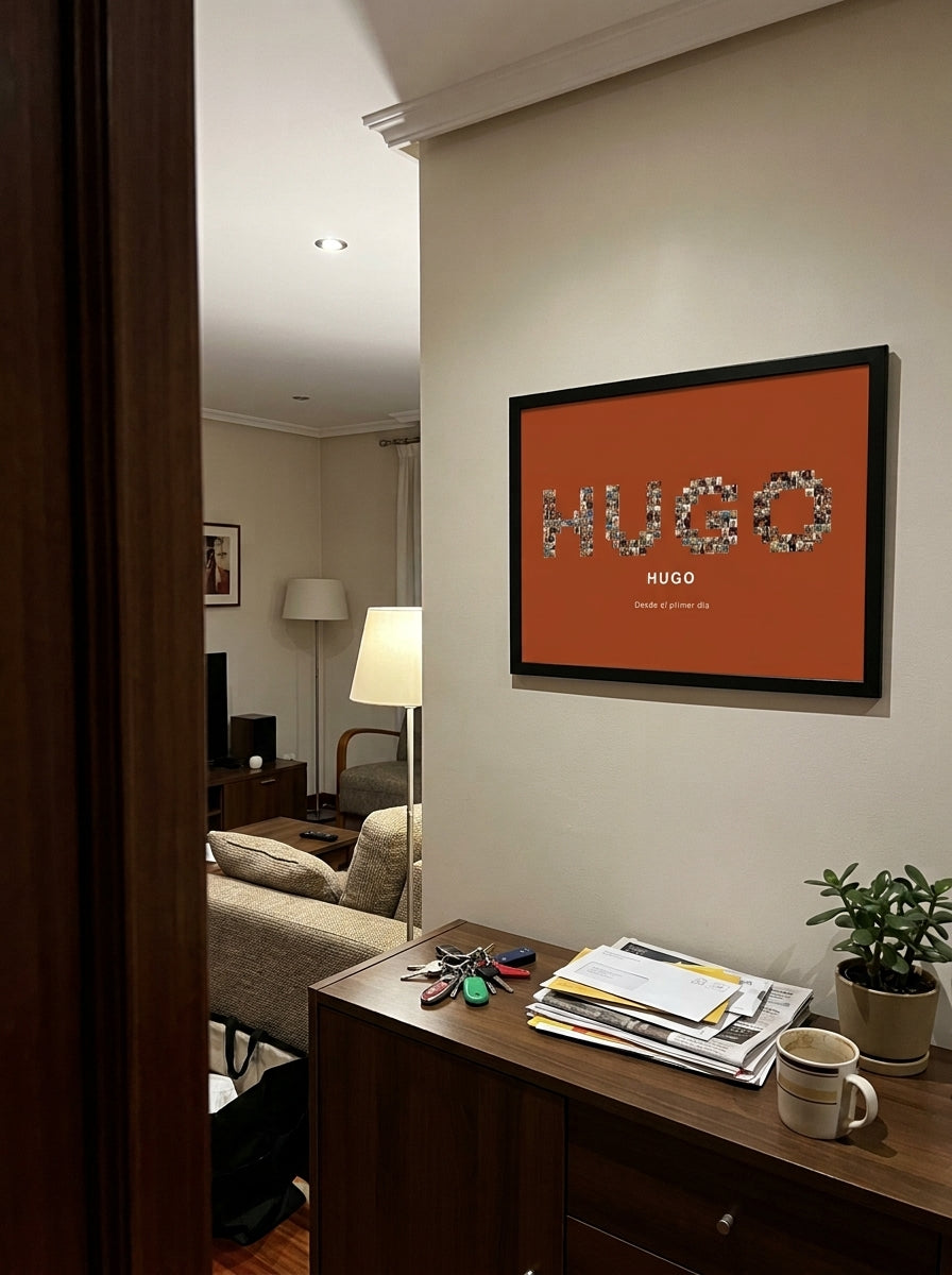 El cuadro nombre con fotos personalizado de bebé visto desde la puerta del salón