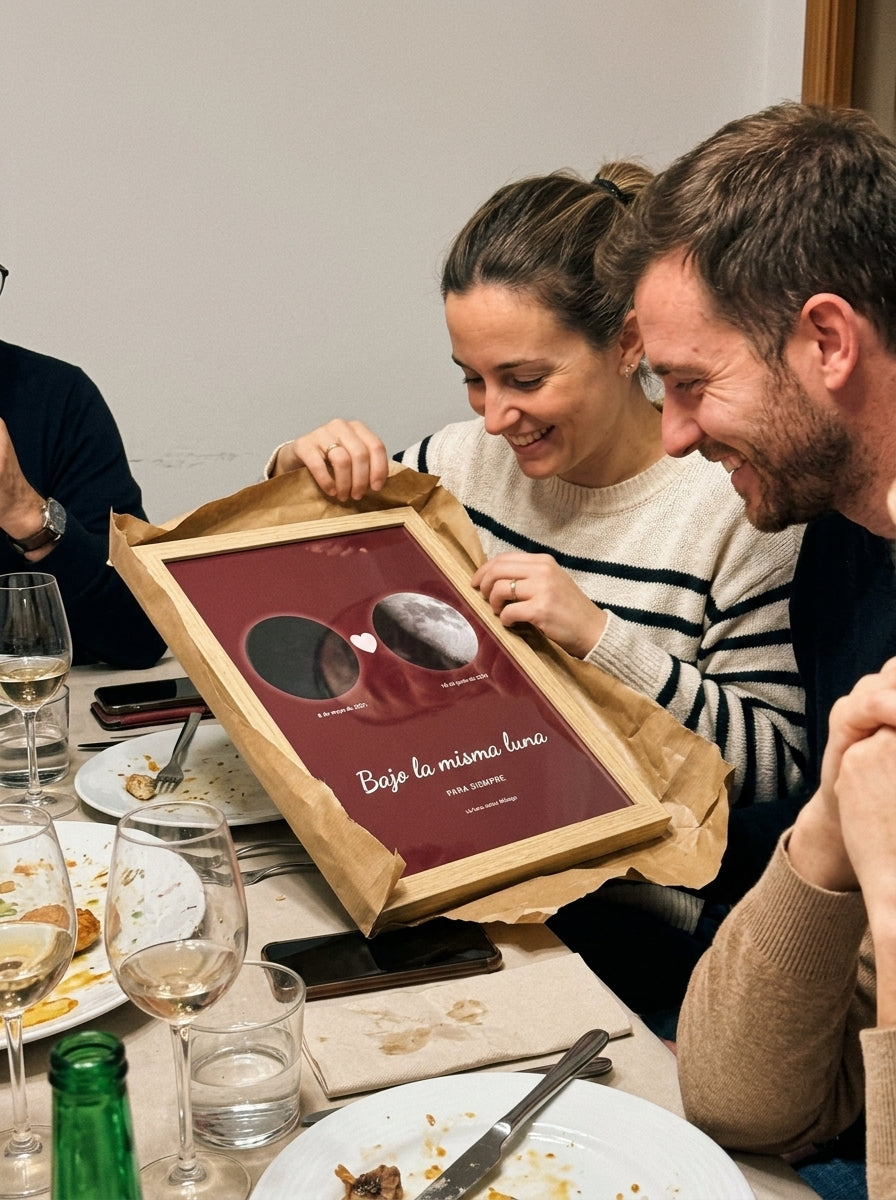 Abriendo el regalo del cuadro fase lunar personalizado de boda en una comida familiar