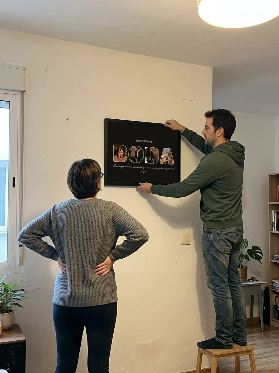 Colgando el cuadro letras con fotos personalizado de boda en la pared de casa