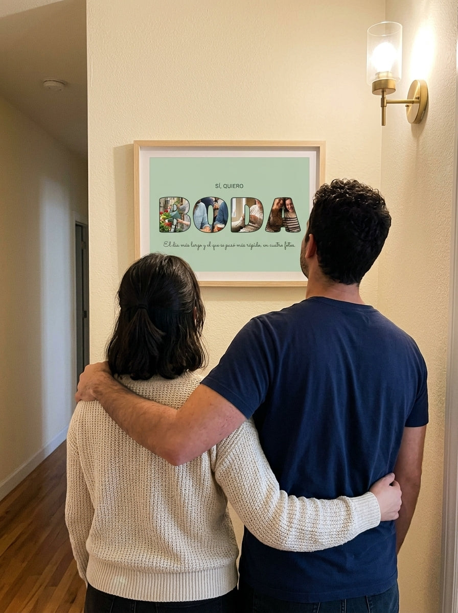 Una pareja recién casada mirando el cuadro letras con fotos personalizado de boda recién colgado