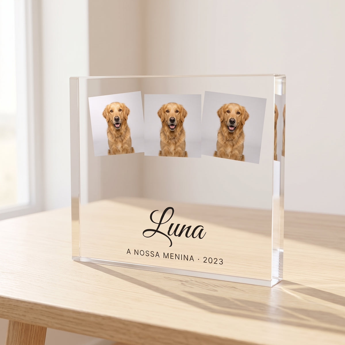 Bloque de metacrilato personalizado con las fotos de tu mascota en polaroids, sobre una mesa de roble