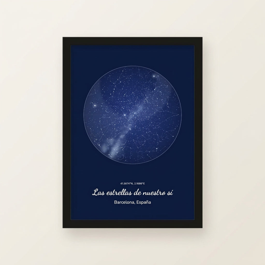Cuadro mapa estelar personalizado de boda con marco negro, foto de estudio sobre fondo neutro