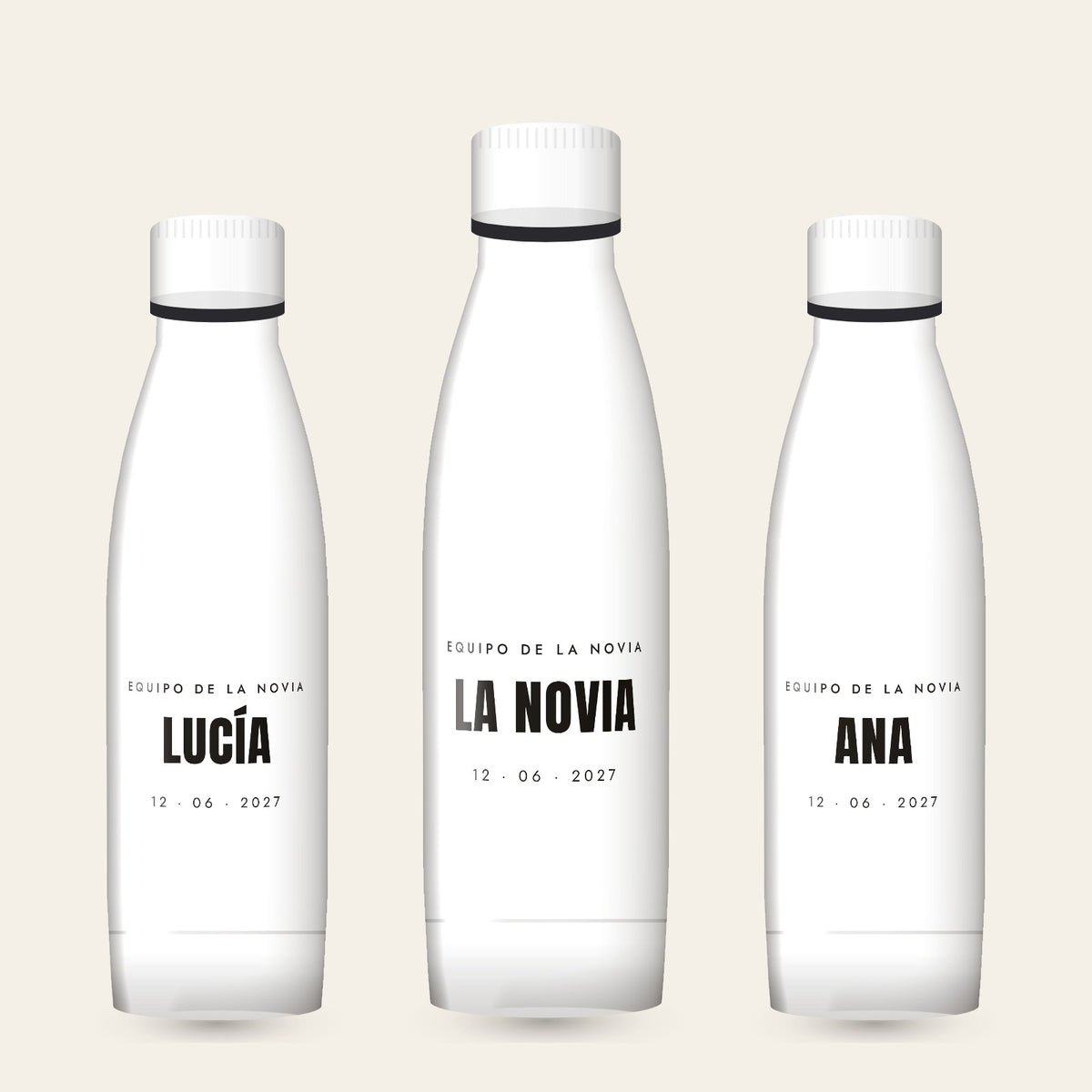 Tres botellas de 700 ml del equipo de la novia, una con el nombre de cada chica