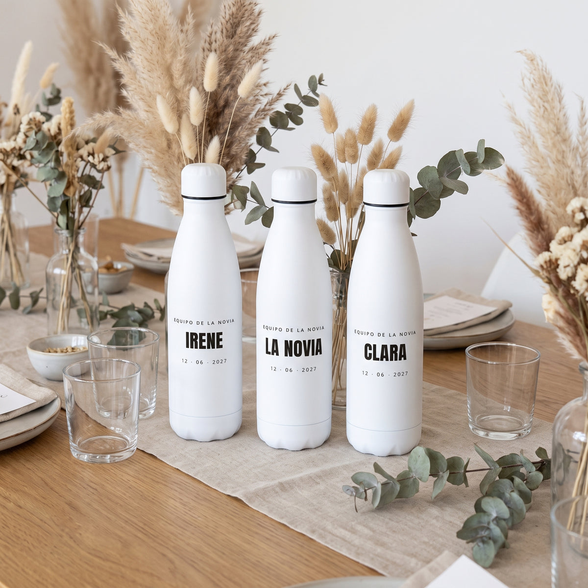 Tres botellas del equipo de la novia en la mesa de la despedida