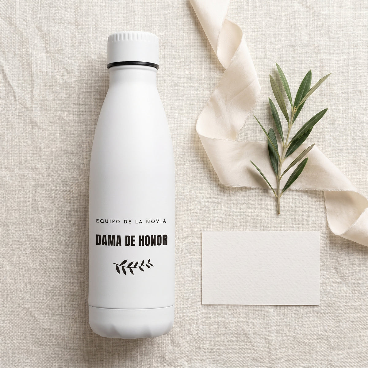 La botella de la DAMA DE HONOR sobre lino, con cinta y una rama de olivo