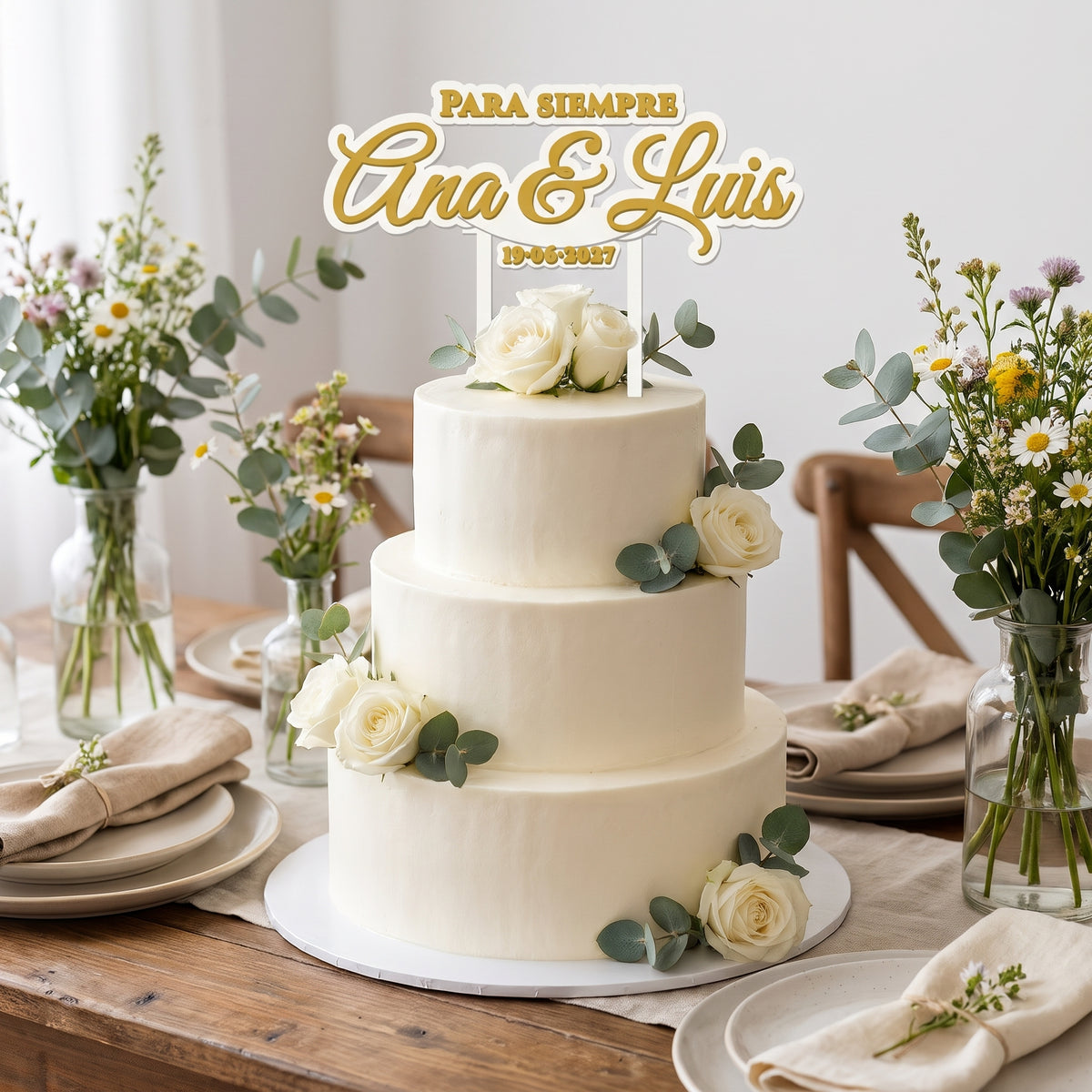 Mesa de celebración con la tarta y el cake topper de boda personalizado
