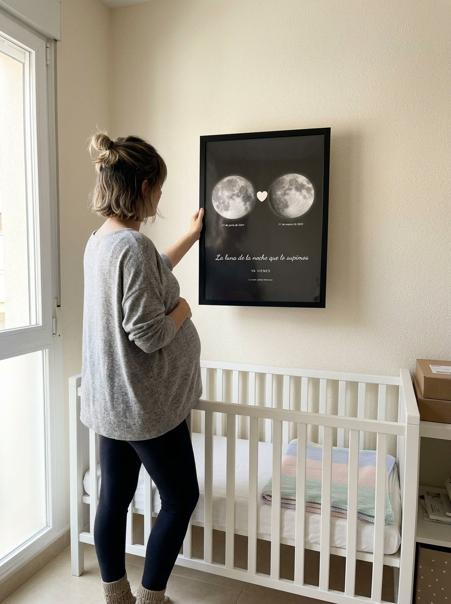 Colgando el cuadro fase lunar personalizado de baby shower en la pared de casa