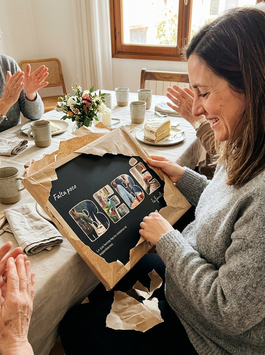 Abriendo el regalo del cuadro letras con fotos personalizado de baby shower en una comida familiar