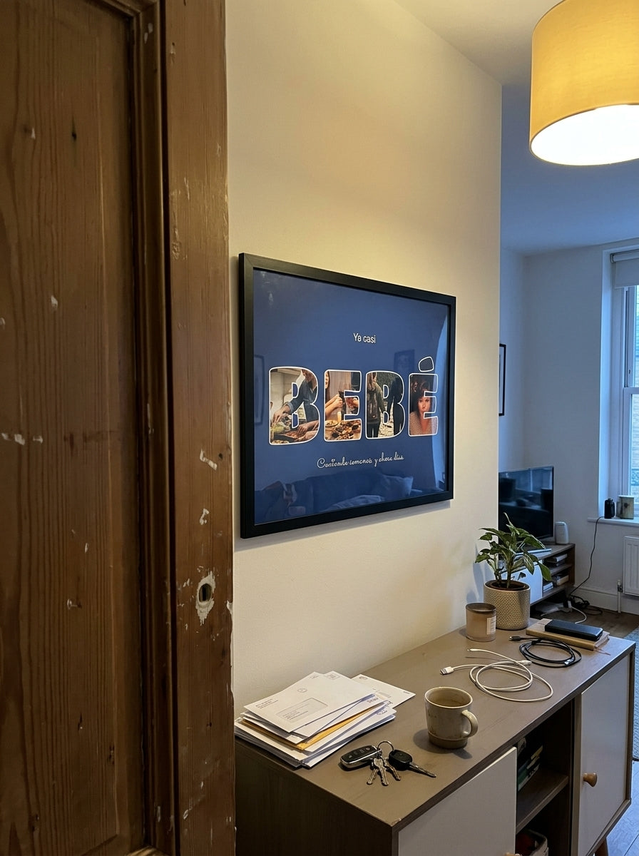 El cuadro letras con fotos personalizado de baby shower visto desde la puerta del salón