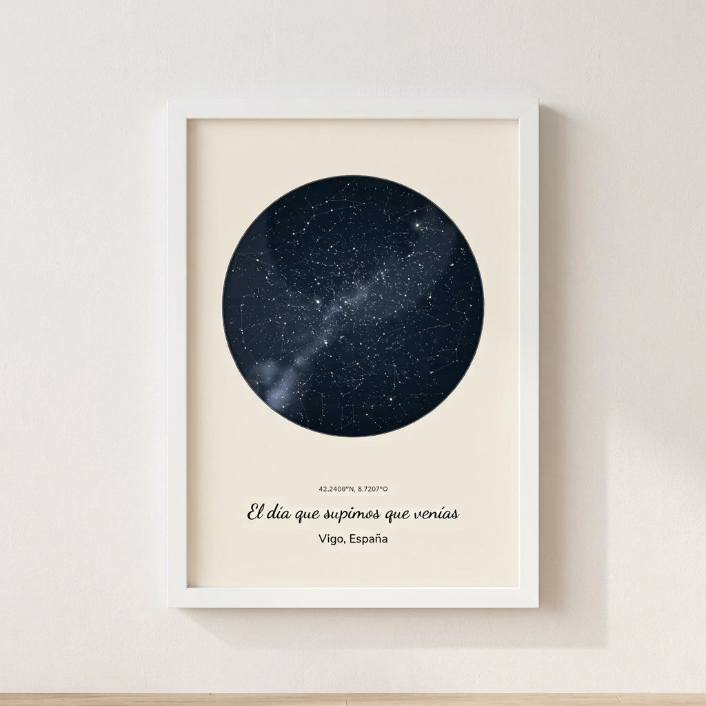 Cuadro mapa estelar personalizado de baby shower con el cielo de la noche en que supisteis que venía, colgado en una pared clara
