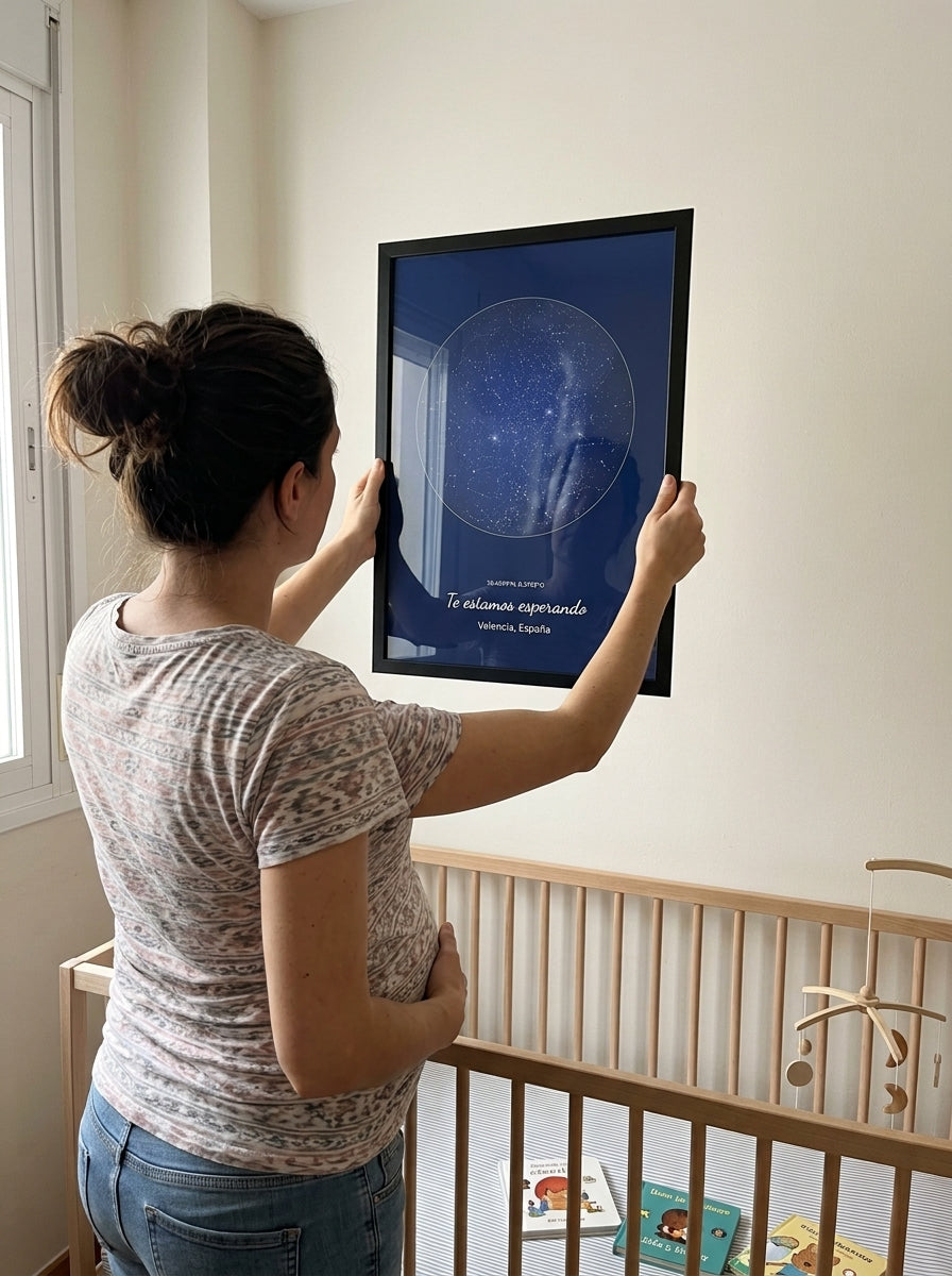 Colgando el cuadro mapa estelar personalizado de baby shower en la pared de casa