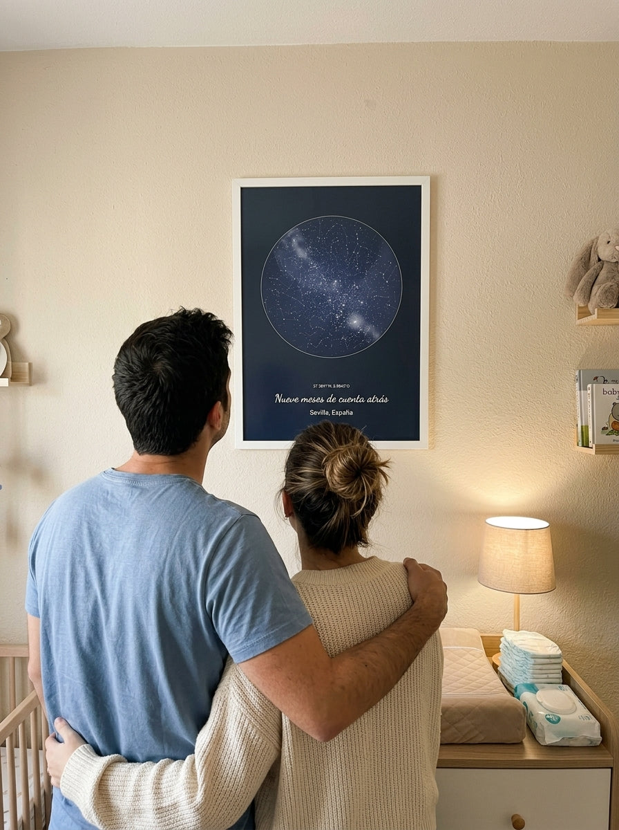 Los futuros padres mirando el cuadro mapa estelar personalizado de baby shower recién colgado
