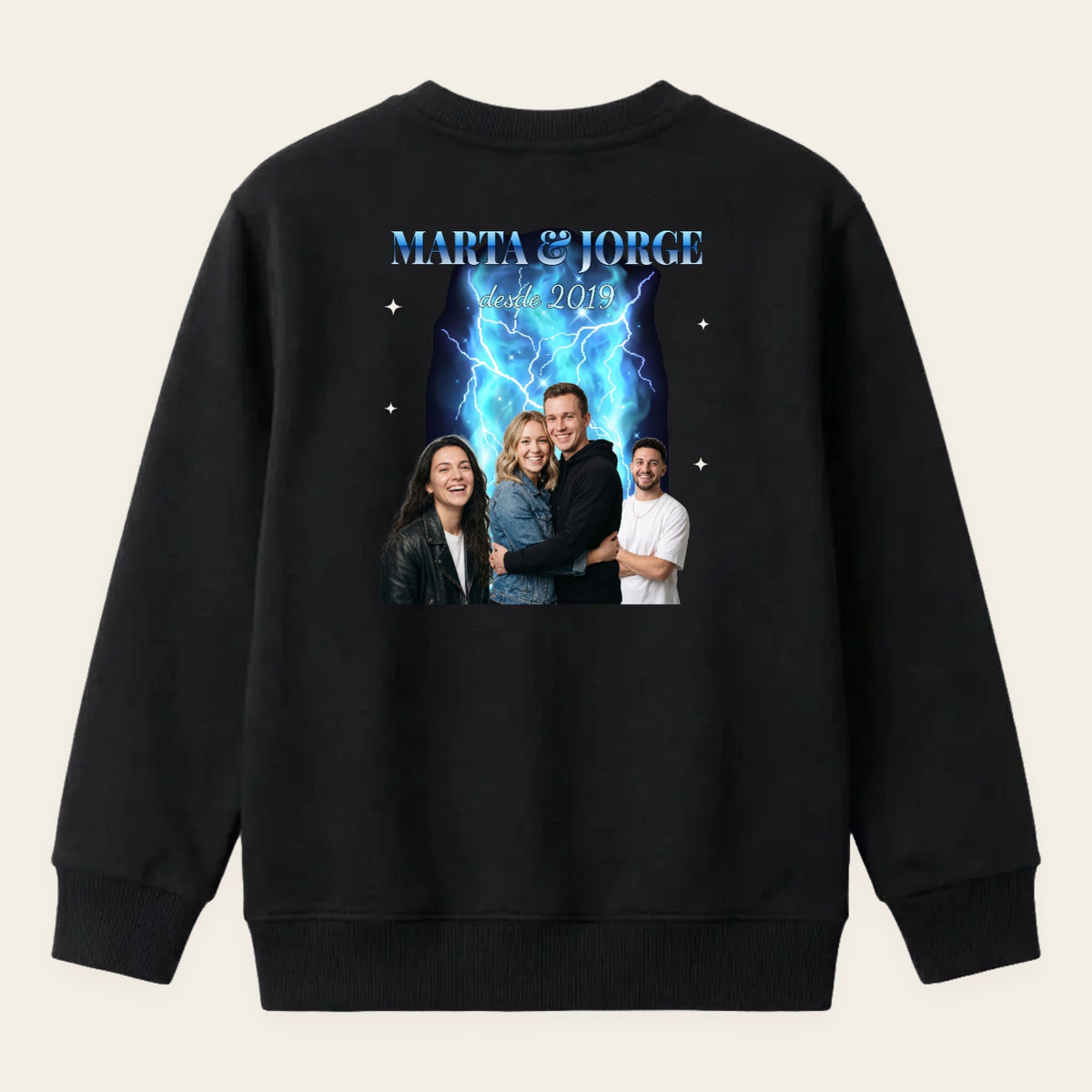 Sudadera negra personalizada estilo bootleg de rap de los 90 con tres fotos recortadas sobre humo azul eléctrico y rayos, «MARTA & JORGE» en letras cromadas y «desde 2019», estampada en la espalda