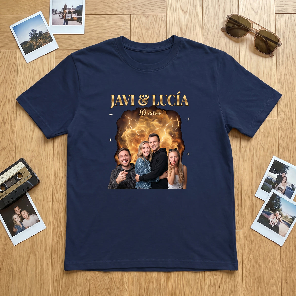 Camiseta azul marino personalizada estilo bootleg con fotos de una pareja y sus amigos sobre humo dorado, «JAVI & LUCÍA» y «10 años», vista de plano junto a fotos instantáneas y una cinta de casete