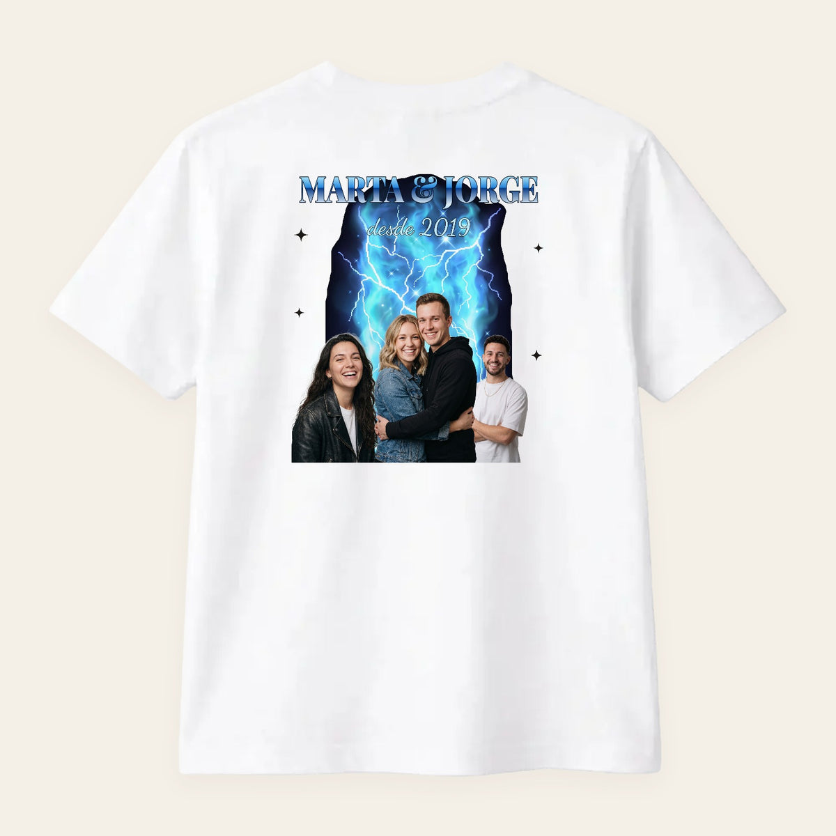 Camiseta blanca personalizada con vuestras fotos recortadas sobre humo azul eléctrico y un título cromado, estilo bootleg de rap de los 90, estampada en la espalda